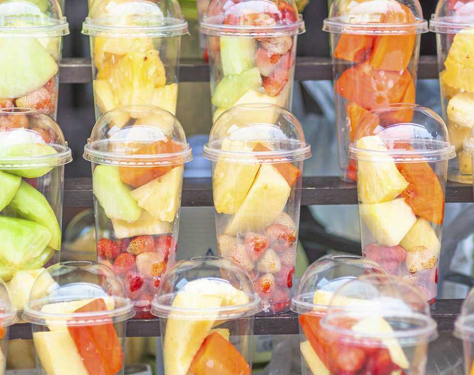 Lanches saudáveis e rápidos, entre os quais a salada de frutas no pote