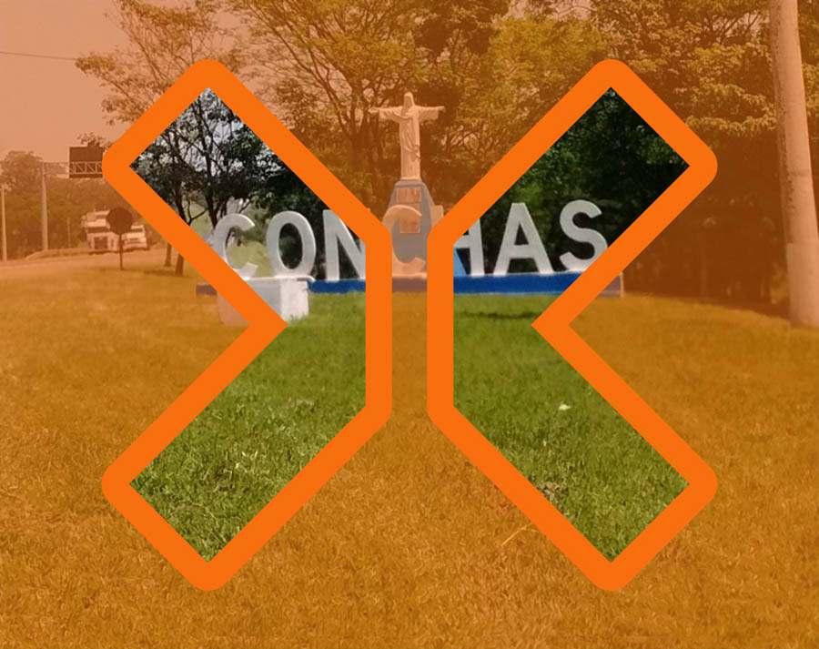 Vista aerea da cidade alaranjada com visão nítida somente dentro do grande X do logotipo da TRIX vazado.