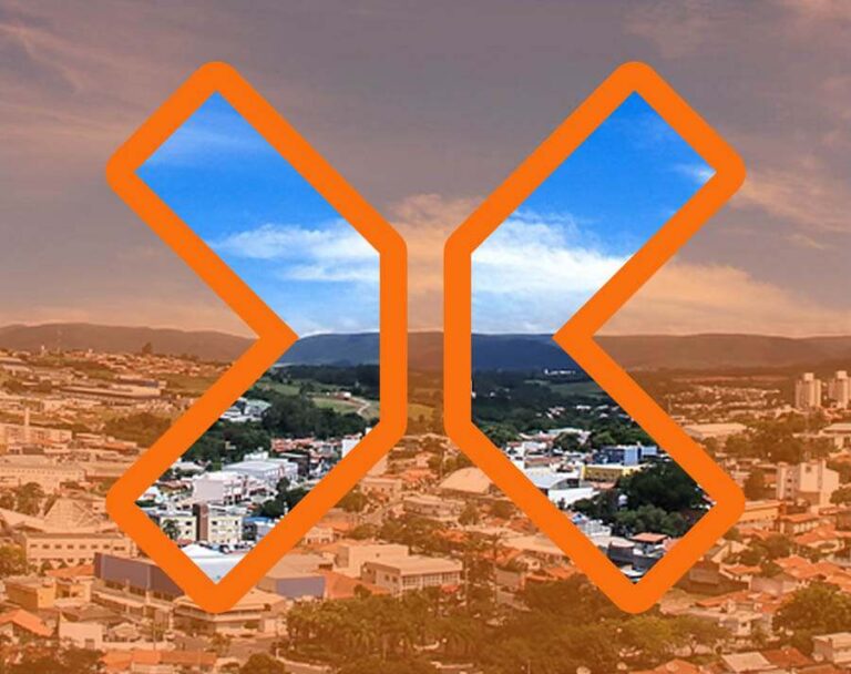 Vista aerea da cidade alaranjada com visão nítida somente dentro do grande X do logotipo da TRIX vazado.