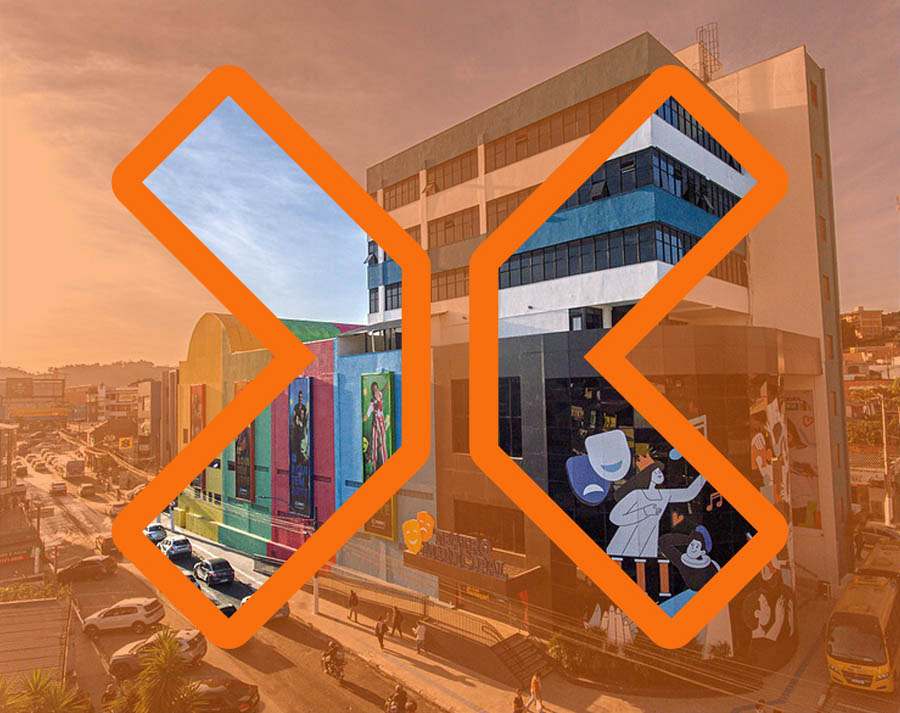 Vista aerea da cidade alaranjada com visão nítida somente dentro do grande X do logotipo da TRIX vazado.