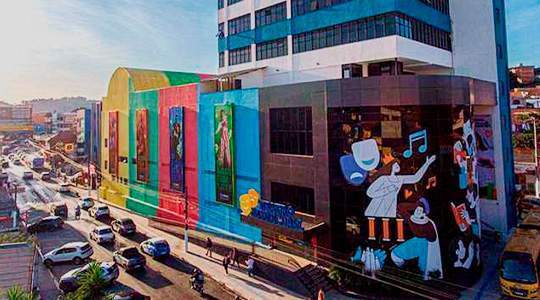 Vista de grande avenida com prédios coloridos em Itapevi